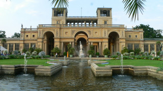 Neoclassicism fountain palmtree building cityscape - panoramic view free wallpaper