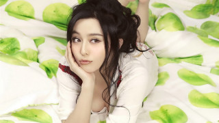 Woman laying bed green blanket 2 - a green blanket free wallpaper