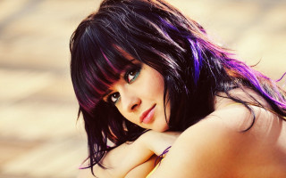 Purple hair woman beach portrait - a black top free wallpaper