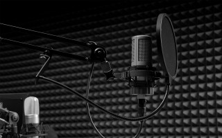 Microphone stand studio bw portrait - studio quality free wallpaper