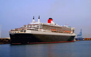 Cruise ship docked crane clear - a dock free wallpaper
