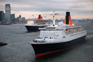 Cruise ships city skyline waterfront - tall free wallpaper