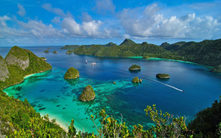 Blue lagoon green hills waterboats - abidin dino free wallpaper