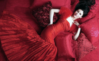 Woman red dress red bed - the pillow free wallpaper