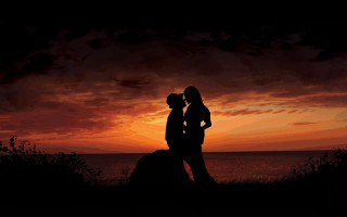 Couple kissing sunset ocean red 2 - a couple kissing in front free wallpaper
