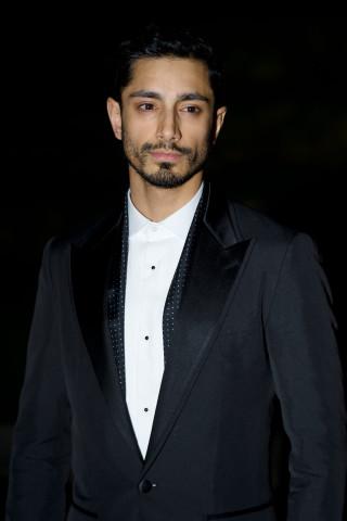 Man tuxedo posing dark background - aestheticism free wallpaper