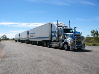 Semi truck front view daytime - a semi truck free wallpaper