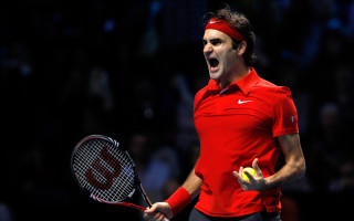 Man holding tennis racquet surprised - heroic free wallpaper