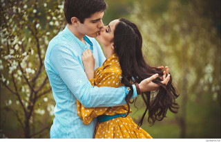 Man woman kissing tree flowers 2 - romantic free wallpaper