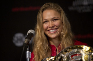 Woman smiling microphone gold belt - sign free wallpaper
