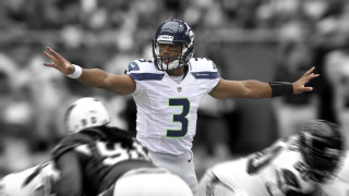 Football player throwing ball game - a football player free wallpaper