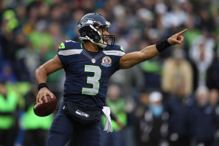 Football player pointing sideline arm - the sideline free wallpaper