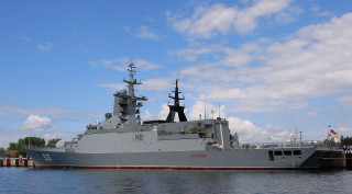 Battleship floating water dock flag - a large battleship free wallpaper