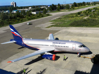 Large jetliner airport tarmac runway - top of an airport tarmac next free wallpaper