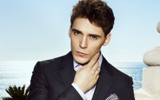 Man suit tie ocean portrait - his chin free wallpaper