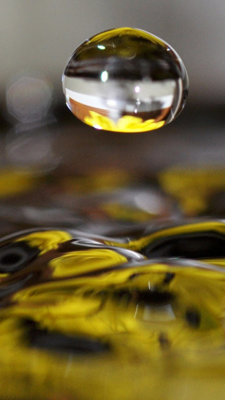 Water drop yellow black tabletop - kinetic art free wallpaper