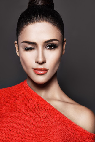 Woman red sweater black eyeliner - a red sweater free wallpaper