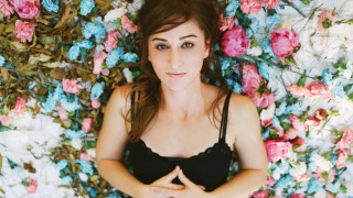 Woman laying bed flowers hands - a bed of flowers free wallpaper