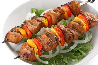 Meat vegetables skewers onions peppers - food photography free wallpaper