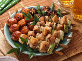 Skewered vegetables meat plate beer - a plate of food free wallpaper