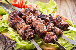 Plate meat vegetables knife fork - a wooden table free wallpaper