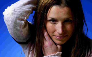 Woman hands head sweater shoulders - adrienn henczné deák free wallpaper