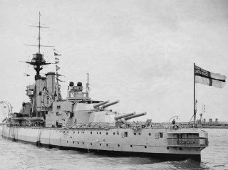 Battleship water flagpole flag floating - a large battleship free wallpaper