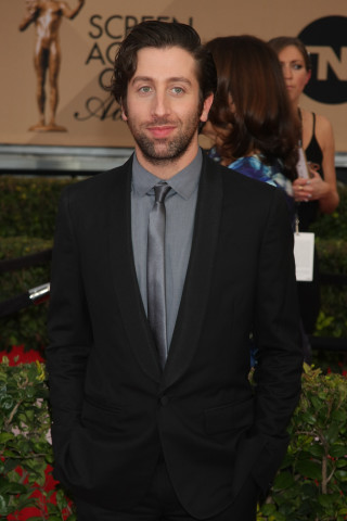 Man suit redcarpet blackdress blurry - a red carpet free wallpaper