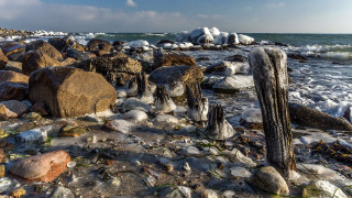 Rocky beach water wooden post - a rocky beach free wallpaper