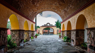 Walkway arches fountain building sky - a walkway free wallpaper