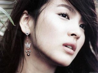 Woman long hair earrings looking - the distance free wallpaper