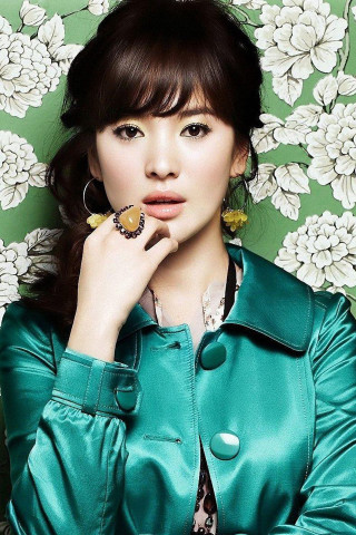 Woman green jacket posing hand - eye free wallpaper