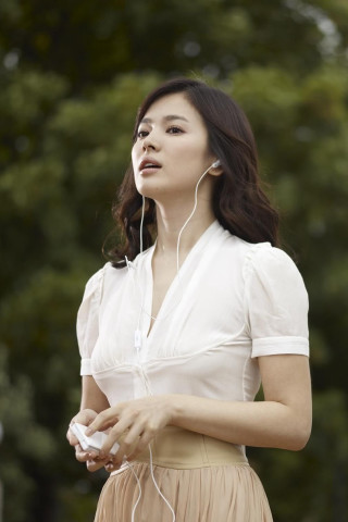 Woman dress white object listening - byeon sangbyeok free wallpaper