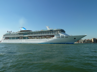 Cruise ship city skyline sunny - adriaen isenbrant free wallpaper
