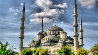 Large building spires clock cloudy - a cloudy sky free wallpaper