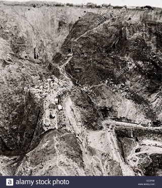 Mountain road buildings black white - free landscape wallpaper