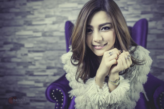 Woman sitting chair ring finger - her finger and a ring free wallpaper