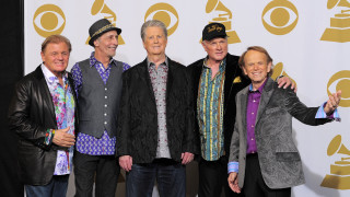 Men red carpet gold silver - a group of men free wallpaper