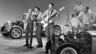 Men group car guitar microphone - a car free wallpaper