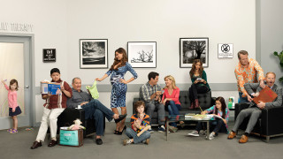 Waiting room group people woman - behind them free wallpaper