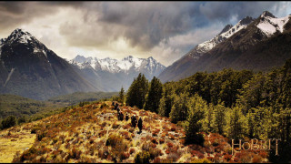 Hiking group mountain clouds background - a mountain side free wallpaper