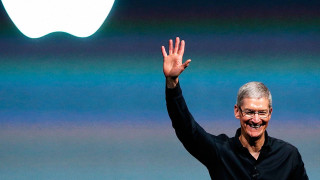 Man waves crowd apple logo - an apple logo free wallpaper