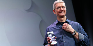 Man holding smartphone watch left - smart free wallpaper