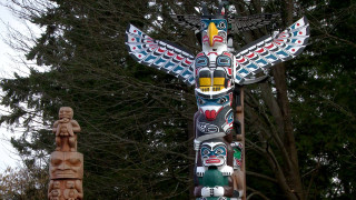 Totema bird sculpture forest lake - sculpture free wallpaper