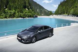 Car lake forest mountain range - a road next free wallpaper