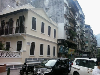 Car parked building balconies motorcycle - the top of it free wallpaper