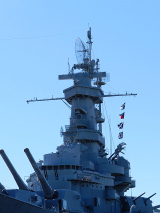 Large battleship guns flag flying - side and a flag free wallpaper