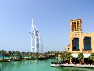 Large building water boat palm - a boat in front free wallpaper