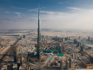 City tall tower center area - a large city free wallpaper