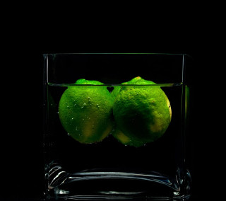 Limes glass water black background - still free wallpaper